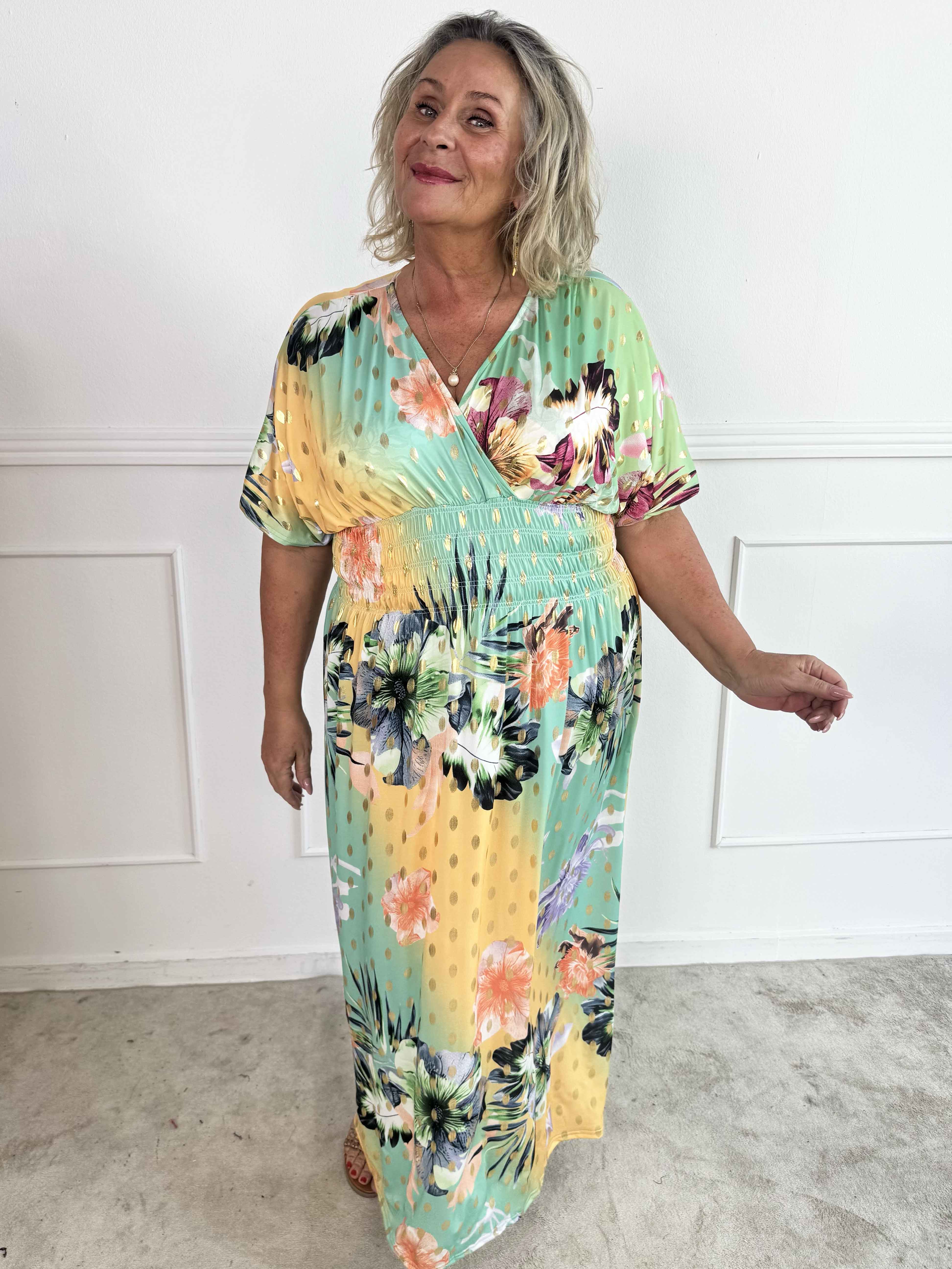 Pams Hawaii - Lang plus size kjole i elastisk stof med blomsterprint